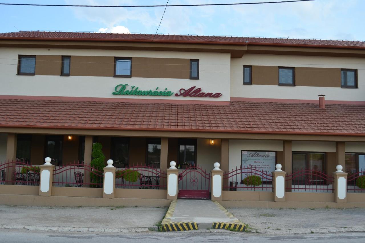 Restauracia-Penzion Altana Ludanice Екстериор снимка