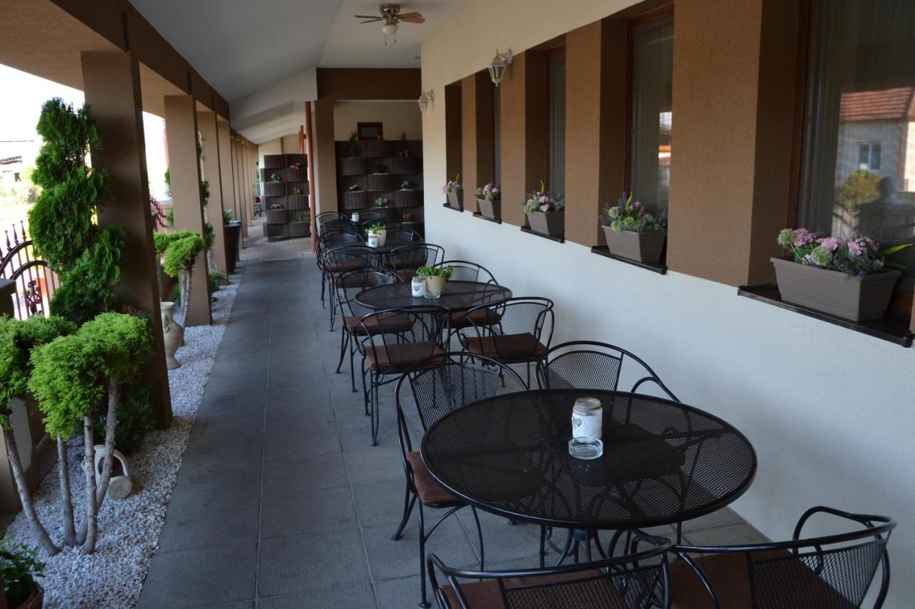 Restauracia-Penzion Altana Ludanice Екстериор снимка