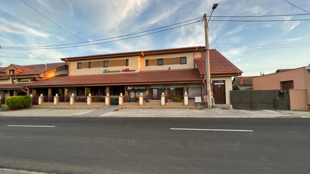 Restauracia-Penzion Altana Ludanice Екстериор снимка