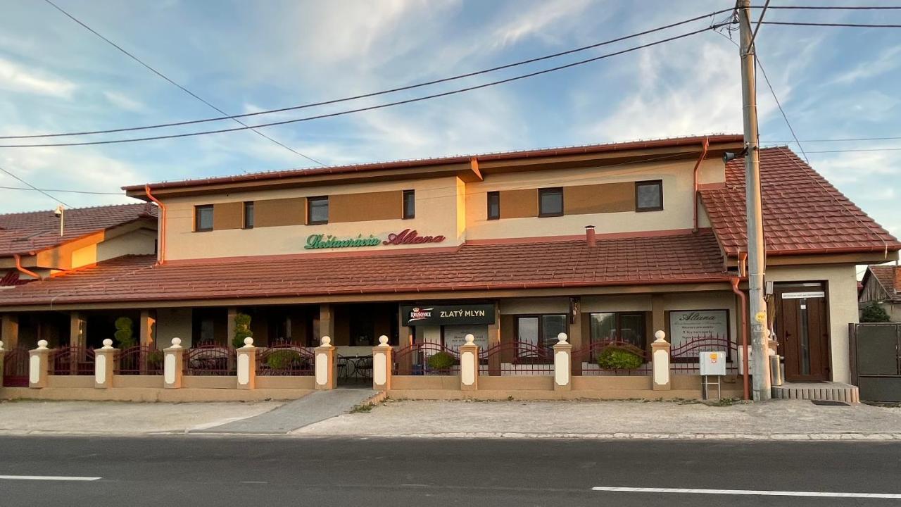 Restauracia-Penzion Altana Ludanice Екстериор снимка